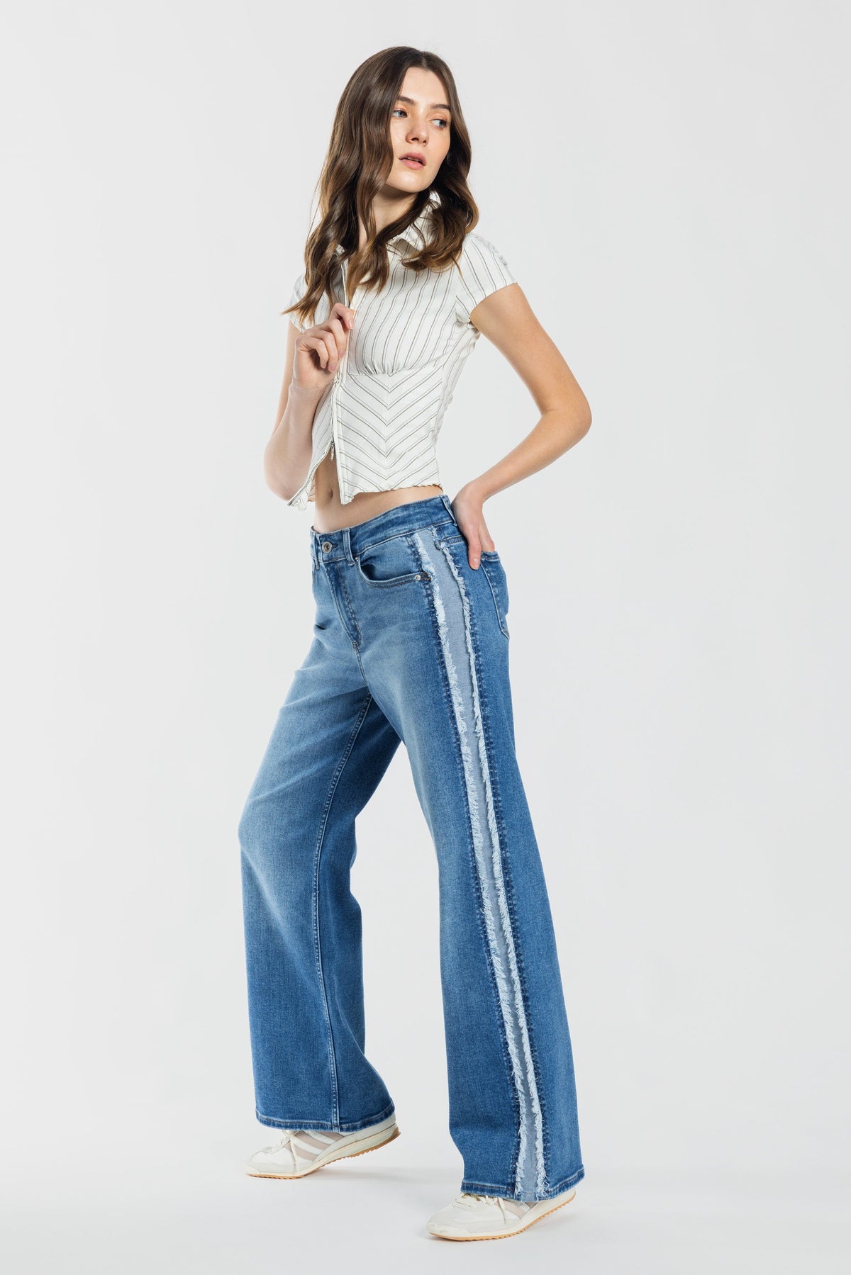 Mid Waist Relaxed Wide Leg Jeans with Side Contrast Detail — additional view 3