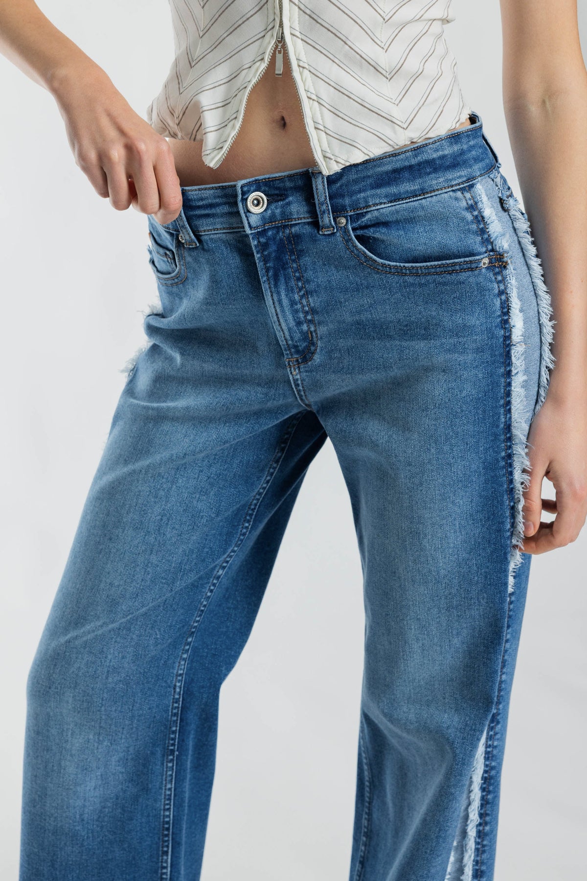 Mid Waist Relaxed Wide Leg Jeans with Side Contrast Detail — additional view 2